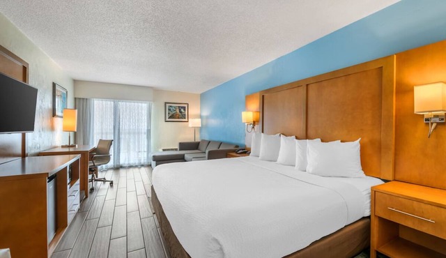 Charming Stay by the Shore | Balcony w/Stunning Ocean Views for a Relaxing Stay