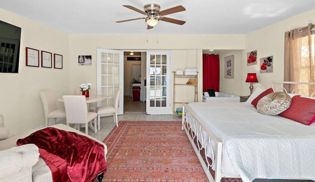 Charming Studio - Two Person Jet Tub - Walk to the Beach