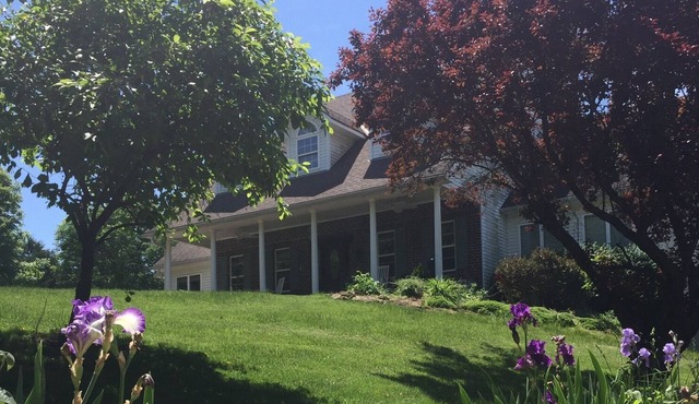 Charming wooded retreat 3 min from Atchison.