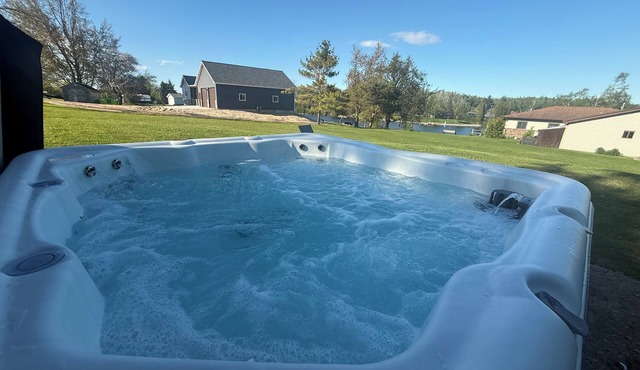 Cheboygan River glow with fire pit/game room/hot tub! min to boat launch/beaches