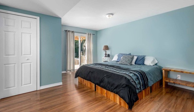 Cheerful 1-Master Bedroom With Separate Entrance