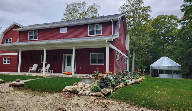 Cherry Tree House - located on 10 acres - only 5 minutes from Algoma.