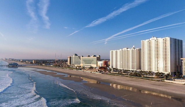 Chic 1-bedroom Deluxe Suite in fabulous Daytona Beach!