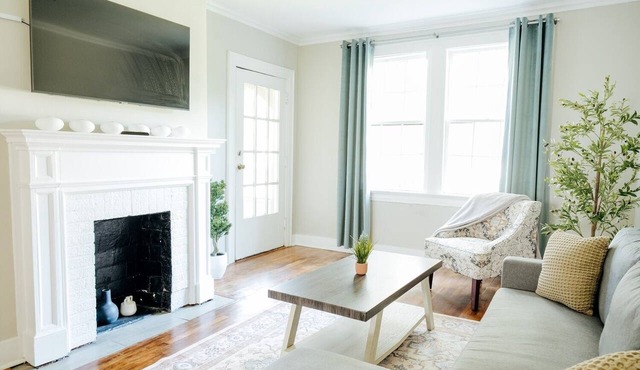 Chic 2BR Getaway | Pets Welcome in Cloverdale