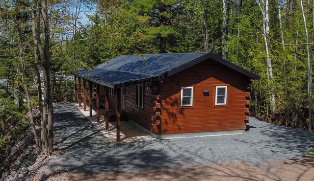 Chickadee Cove – Cozy Cabin in Cornucopia