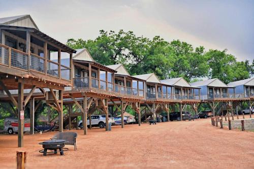 Cibolo Waterside Delight: Tented Cabin Glamping with Comfortable Shared Spaces