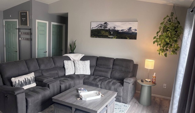 CO Beehive with 2 new king beds! Reclining sectional couch and sunset patio!