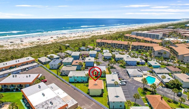 Coastal Cottage with community pool, free parking and boardwalk to beach- SCV 12