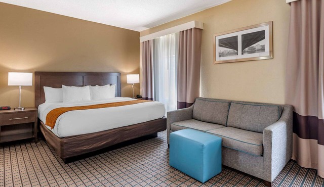 Comfort Inn & Suites Cincinnati Uptown Clifton