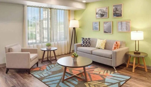 Comfortable Queen Room with Kitchenette – Great for Short Stay or Business Trips