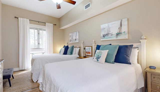 Convenient studio close to beach and pier w/WiFi, shared pool, AC