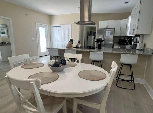 Cottage on 10th Cozy Retreat Near Downtown & Beach