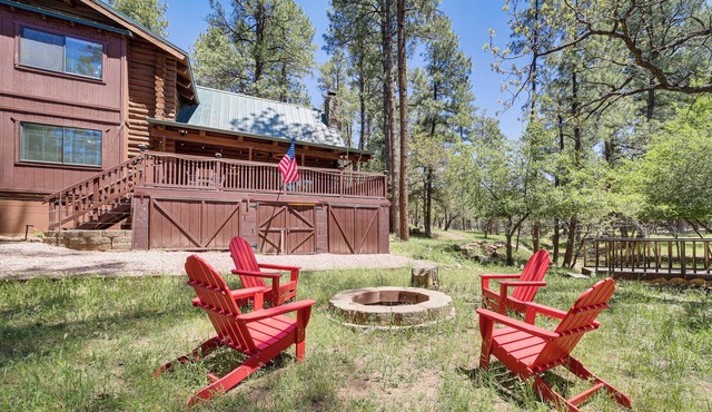Covered Deck, Private Acreage: Log Cabin in Pine