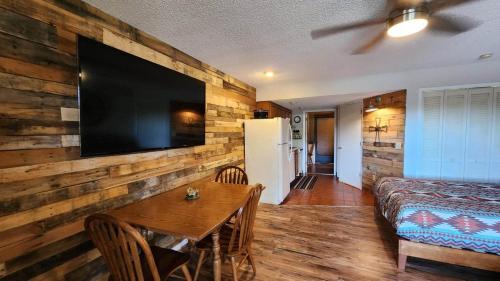 Cowboy Up! River Ranch Ground Floor Cottage w Porch! 162