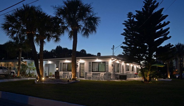 Cozi Beach House! <5 Min Walk to Beach and River. <8 Min Walk to Grocery & Cafe.