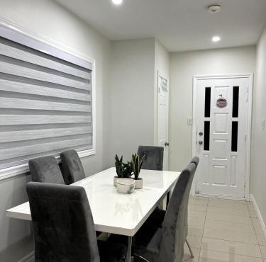 Cozy 2-Bed with Kitchen and Patio in Midtown Toronto