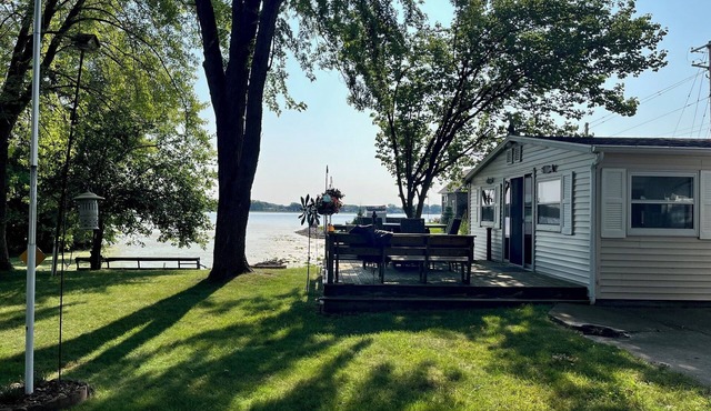 Cozy 2-bedroom cottage in Charming Winneconne with water access.