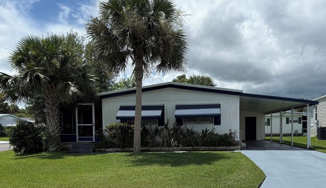 Cozy 2-bedroom double-wide home in charming Vero Beach with AC