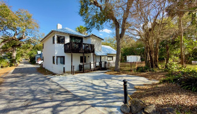 Cozy 2BR Beach Side Cottage - Short Walk to Beach & Flagler Ave - Pet Friendly