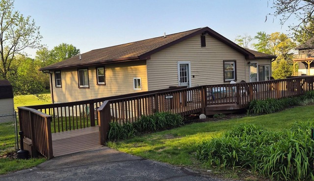 Cozy 3 Bedroom 2 1/2 bath Whole house with Beach privileges. Monthly rates