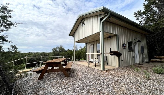 Cozy Cabin for Glamping Stay on Lake Godstone, Texas