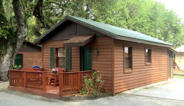 Cozy Cabin in riverfront resort
