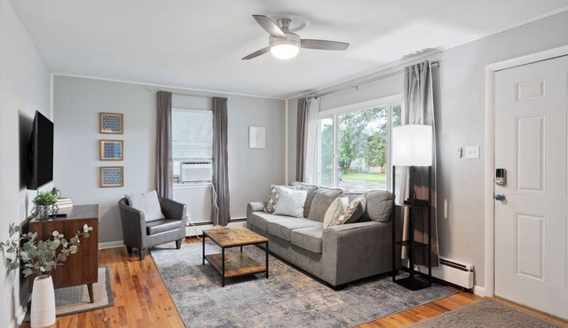 Cozy Carriage Haus Close To Everything - Unit A
