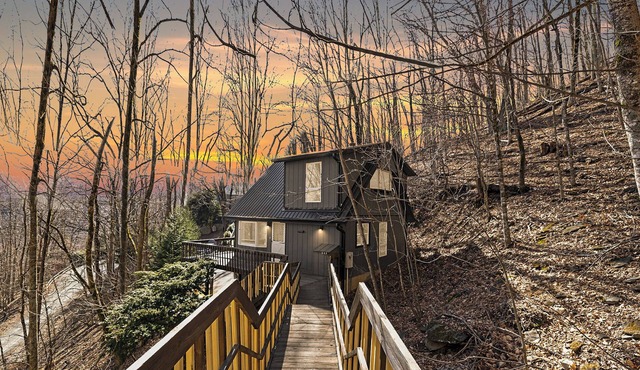 Cozy Chalet Getaway, Hot Tub, Pet-Friendly, WiFi, AC in Seven Devils
