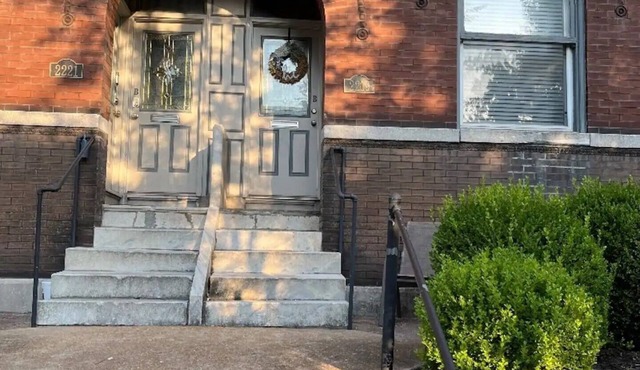 Cozy & charming updated 2bdrm condo mins away from restaurants & entertainment!