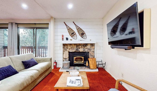 Cozy Condo for 4, Near Shuttle & Eagle Lodge!