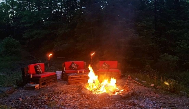 Cozy Glamping retreat in the forest on our Off grid land.