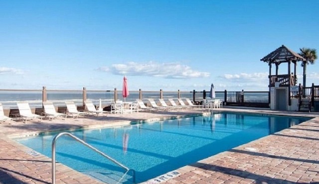 Cozy Just Renovated Clean Ocean View Condo Private Beach Access + Pools WiFi