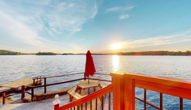 Cozy Lakefront Cottage