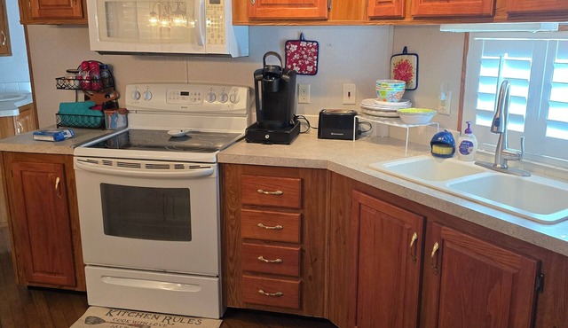 Cozy park model with WiFi and AC in fabulous Salt Springs.