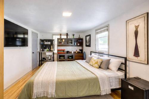 Cozy Private Studio Near the Water + Kitchenette
