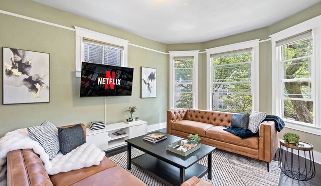 Cozy Seattle Charmer~Mins to City~Yard~Sleeps 12