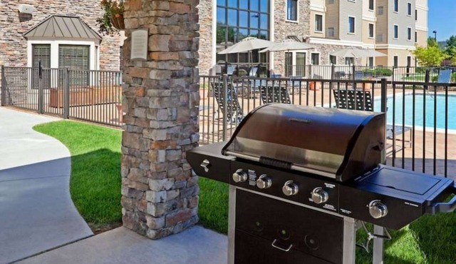 Cozy Studio w/Kitchen | Hot Breakfast, Gym & Pool