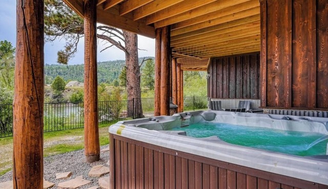 Custom riverfront log home w/hot tub, decks & fireplace in South Fork