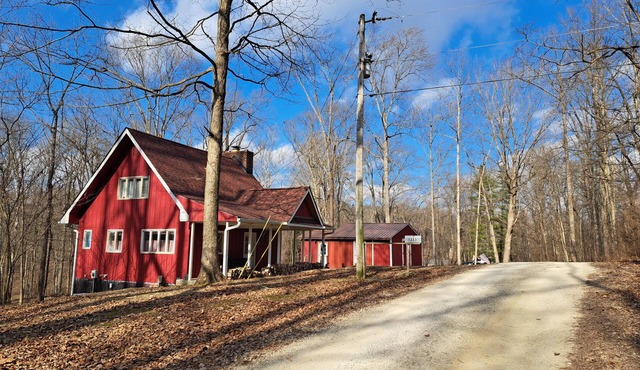 Cute and cozy cabin with 2 bedrooms in peaceful Gosport Indiana.