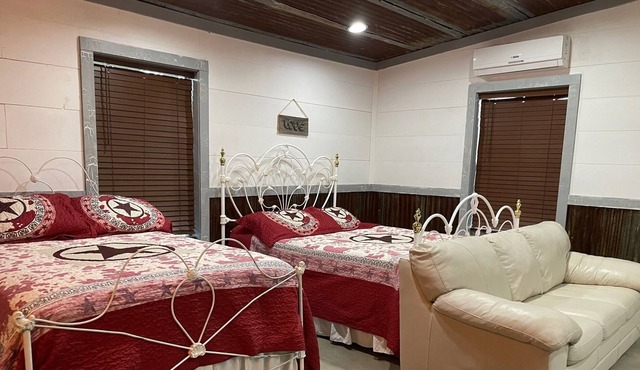 Cute cabin in the country with fishing, games and onsite pond access