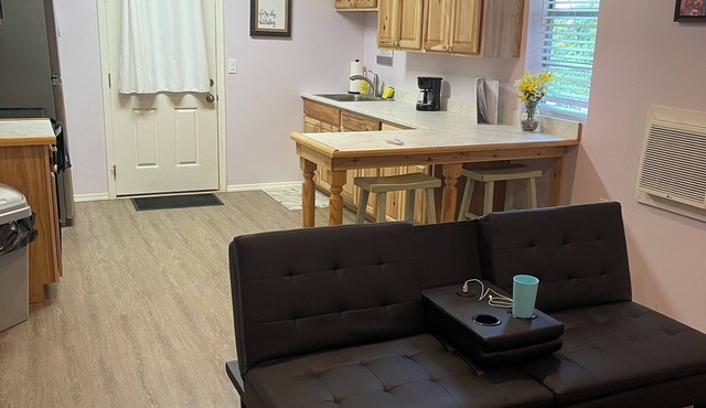 CUTE PRIVATE 1 BEDROOM HOUSE 1.5 MILES FROM BEACH