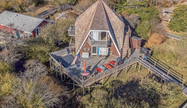 Davis Park FI Handkerchief House AC Sleeps 12 Large Hot Tub, Large deck with Hot tub Pet friendly l in BROOKHAVEN