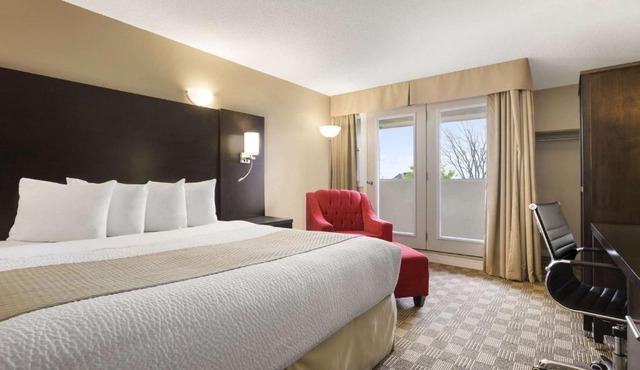 Days Inn & Suites by Wyndham North Bay Downtown