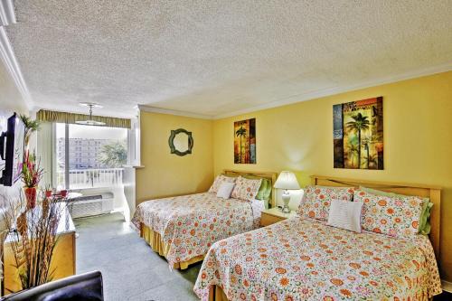 Daytona Beach Studio w/Private Lanai 1 Mi to Pier