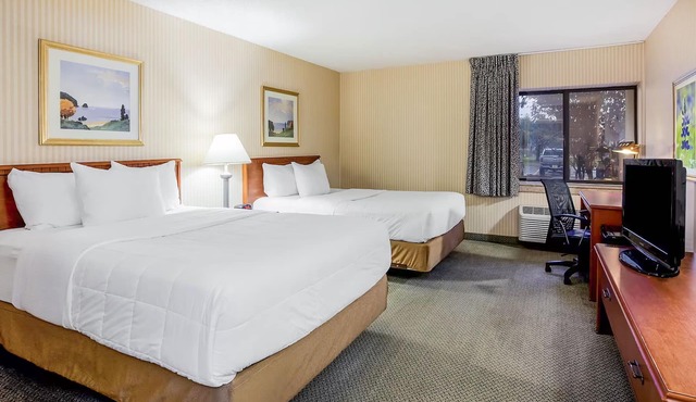 Deluxe Queen Room With Two Queen Beds Non-Smoking
