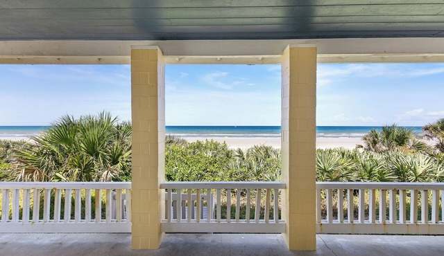 Direct Oceanfront, Pet Friendly, Veranda and Front Porch Beach House on Hill Str