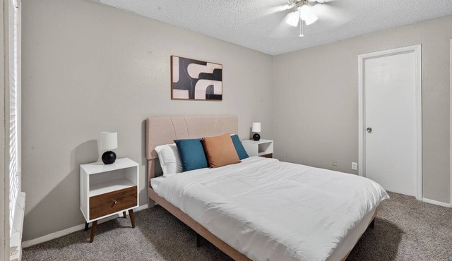 District West 2BR near shopping & dining