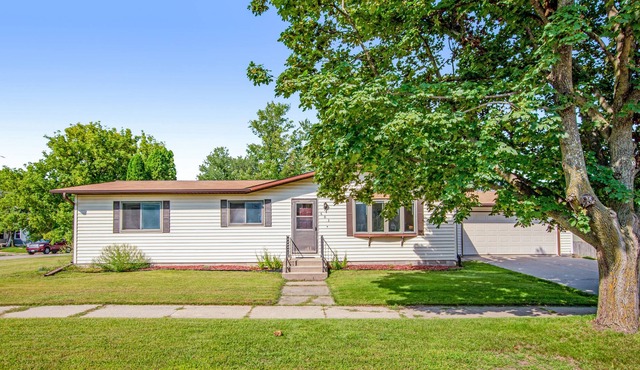 Dog-friendly, river view home with gas grill, fast WiFi, picnic table & deck