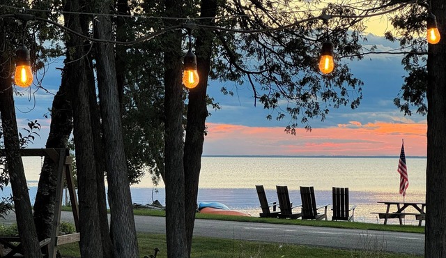Door County Sunsets, cozy cottage with private beach!