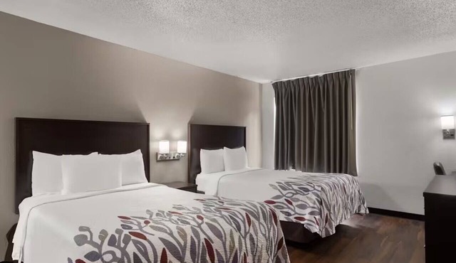 Double Full Beds | Steps to Children's Museum | Free Parking & Pool Access